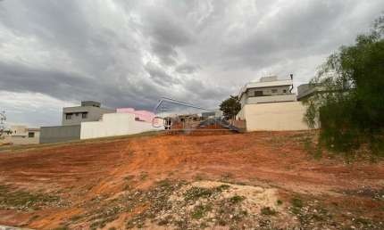 Terreno à venda no Condomínio Residencial São Luiz com 300m² de área total.
