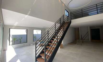 Sobrado à venda no Condomínio Monte Alegre com 360 m² | 4 suítes, mezanino e 4 vagas de garagem