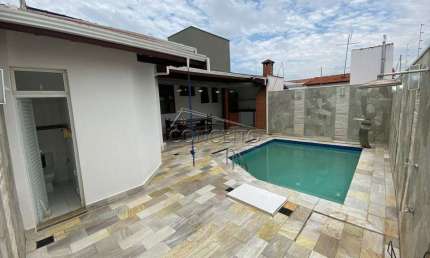 Casa térrea à venda no centro de Piracicaba com 200 m² | 3 dormitórios, sendo 1 suíte e 4 vagas de garagem.