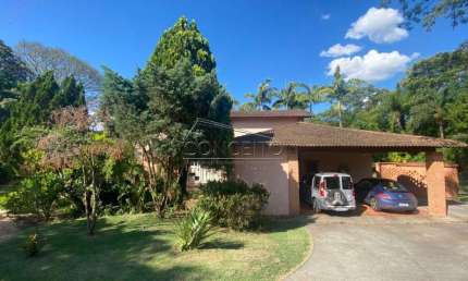 Casa térrea à venda no condomínio Vila Romana com 400 m² | 3 suítes, amplo quintal gramado e 2 vagas de garagem cobertas.