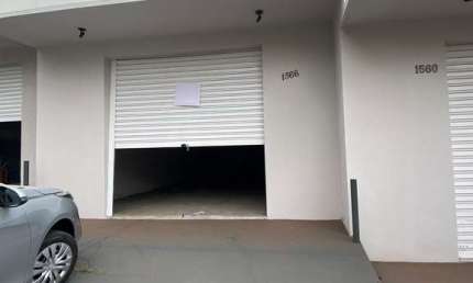 3 barracões à venda no centro de Piracicaba com 110 m² | 2 banheiros, escritório e quintal.