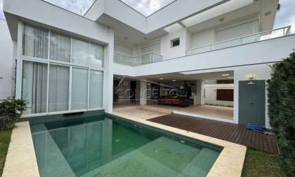 Sobrado de alto padrão para locação no Condomínio Alphaville Piracicaba com 373,43 m² | 4 suítes com closet e sacada, 2 vagas de garagem cobertas.
