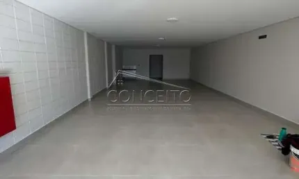Sala comercial para locação no bairro Vila Rezende com 98 m² | Amplo salão e 2 vagas de estacionamento.