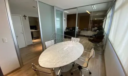 Sala comercial mobiliada para locação no bairro São Judas com 47 m² | Recepção, sala de reuniões, escritório e 1 vaga de garagem.