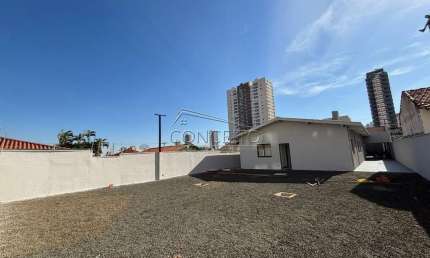 Casa comercial para venda ou locação no bairro Jardim Europa com 257 m² | 9 salas com banheiro privativo, recepção e 13 vagas de estacionamento.