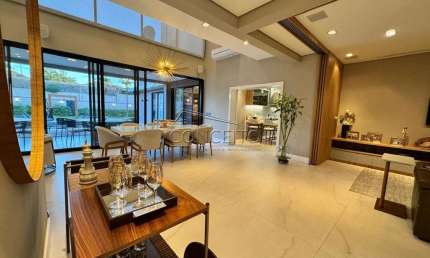 Sobrado de alto padrão à venda no modo porteira fechada, no Residencial Jatobás com 532 ² | 4 suítes, sendo 3 suítes master com closet e banheira.