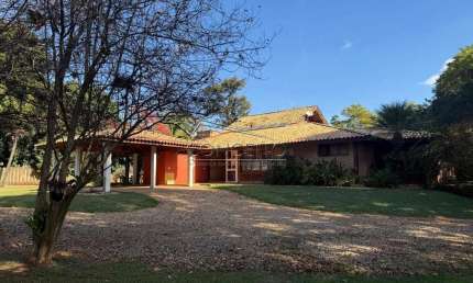Casa térrea à venda no bairro Dois Córregos com 490,54 m² | 5 dormitórios, sendo 4 suítes e 8 vagas de garagem.