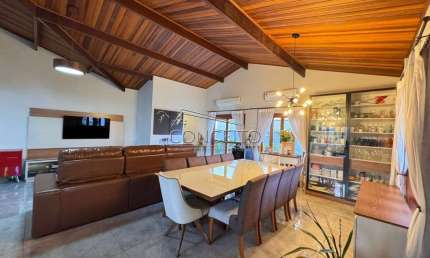 Casa térrea à venda no Condomínio Monte Alegre com 340 m² | 4 suítes, sendo 1 suíte master com closet e 4 vagas de garagem.