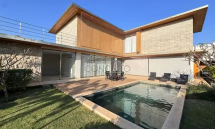Sobrado de alto padrão à venda no condomínio Morada do Engenho com 479,18 m² | 4 suítes, sendo 3 com closet e 8 vagas de garagem, sendo 2 cobertas.
