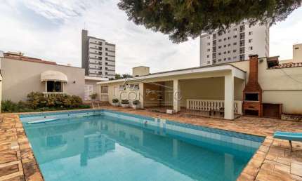 Casa térrea à venda para fins residenciais ou comerciais no centro com 258 m² | 3 dormitórios, sendo 1 suíte e 2 vagas de garagem.