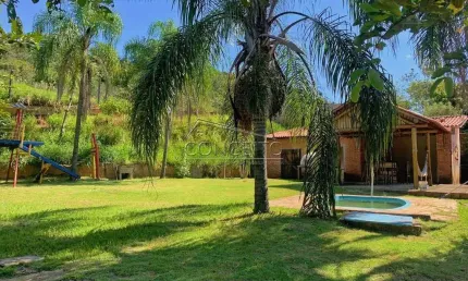 Chácara à venda na cidade São Pedro com área construída de 246 m² | 3 suítes, lago com carpas, edícula e 2 vagas cobertas.