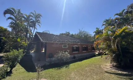 Chácara à venda em águas de são pedro com área construída de 450 m² | 3 casas, 6 dormitórios, 1 suíte e vagas para até 10 carros.