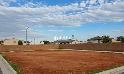 Terreno de esquina disponível para venda 335 m² no bairro Tubalina em Uberlândia-MG