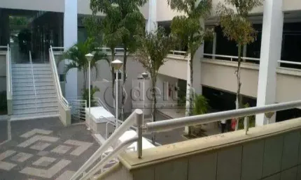 Loja disponível para venda no bairro Santa Mônica em Uberlândia-MG.