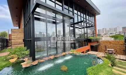 Prédio comercial disponível para locação no bairro Saraiva em Uberlândia-MG.