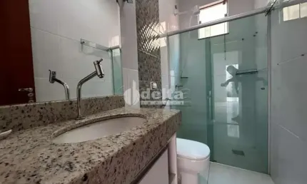 Casa residencial disponível para venda no bairro São Jorge Cidade Jardim em Uberlândia-MG