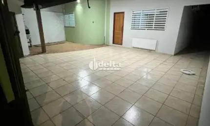 Casa residencial disponível para venda no bairro Jardim Europa em Uberlândia-MG