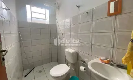 Casa residencial disponível para venda no bairro Jardim Holanda em Uberlândia-MG