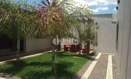 Casa residencial disponível para venda no bairro Jardim das Palmeiras em Uberlândia-MG