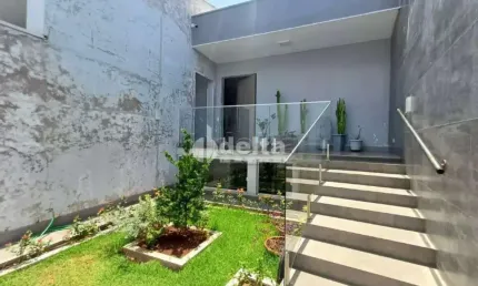 Casa comercial e residencial disponível para venda no bairro Lídice em Uberlândia-MG