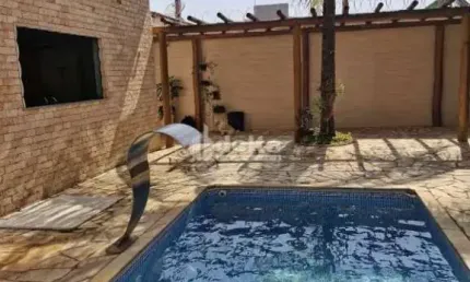 Casa disponível para venda no bairro Santa Mônica em Uberlândia-MG