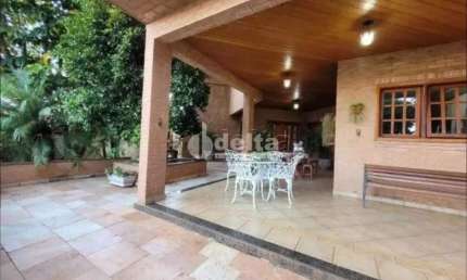 Casa disponível para venda no bairro Cidade Jardim em Uberlândia-MG