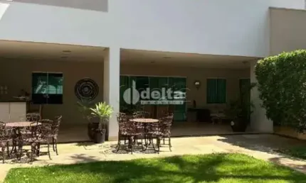 Casa residencial disponível para venda no bairro Vigilato Pereira em Uberlândia-MG