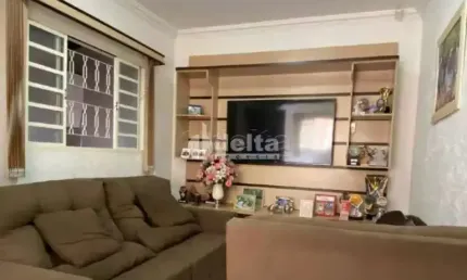 Casa residencial disponível para venda no bairro Planalto em Uberlândia-MG