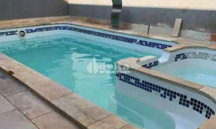 Casa residencial disponível para venda no bairro Umuarama em Uberlândia-MG