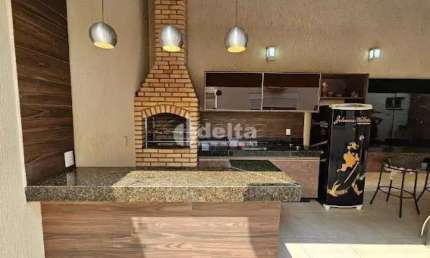 Casa residencial disponível para venda no bairro Alto Umuarama em Uberlândia-MG