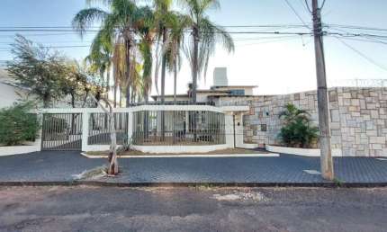 Casa residencial disponível para venda e locação no bairro Cidade Jardim em Uberlândia-MG