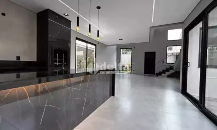 Casa residencial disponível para venda no bairro Cidade Jardim em Uberlândia-MG