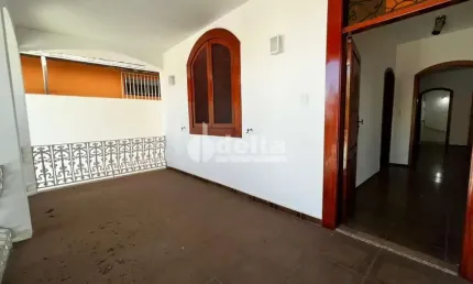 Casa comercial disponível para locação e venda no bairro centro em uberlândia-mg