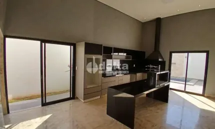 Casa residencial disponível para locação e venda no bairro Laranjeiras em Uberlândia-MG