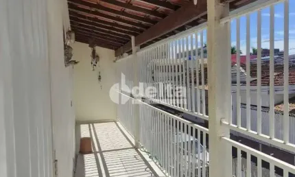 Casa residencial disponível para locação e venda no bairro Martins em Uberlândia-MG