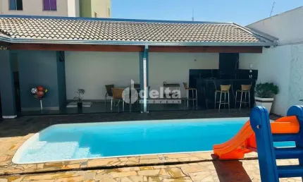 Casa residencial disponível para venda no bairro Alto Umuarama em Uberlândia-MG