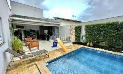 Casa disponível para venda no bairro Santa Mônica em Uberlândia-MG