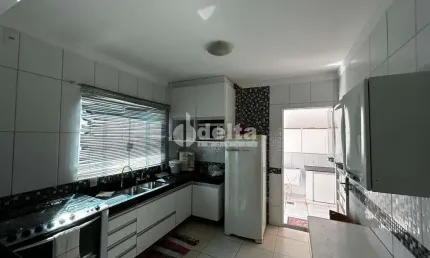 Casa residencial disponível para venda no bairro Santa Mônica em Uberlândia-MG