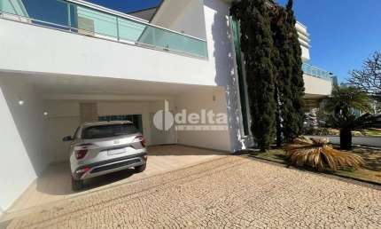 Casa no condomínio Royal Park disponível para venda em Uberlândia-MG