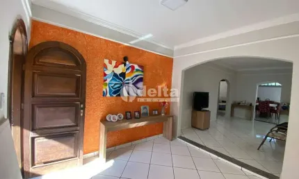 Casa residencial disponível para venda no bairro Chácaras Tubalina E Quartel em Uberlândia-MG.