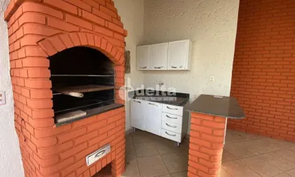 Casa no condomínio Jardim Imperial disponível para venda em Uberlândia-MG