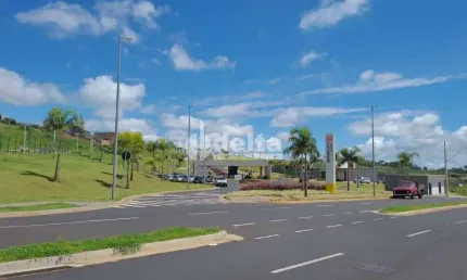 Terreno em condomínio disponível para venda no bairro Granja Marileusa em Uberlândia-MG
