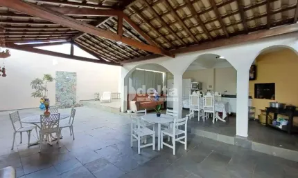 Casa residencial disponível para venda no bairro Umuarama em Uberlândia-MG