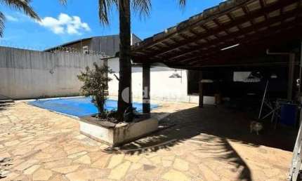 Casa disponível para locação no bairro Cidade Jardim em Uberlândia-MG