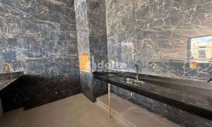 Casa residencial disponível para venda no bairro Novo Mundo em Uberlândia-MG