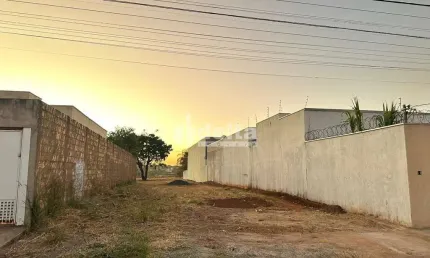 Terreno disponível para venda 350 m² no bairro Jardim Patrícia em Uberlândia-MG