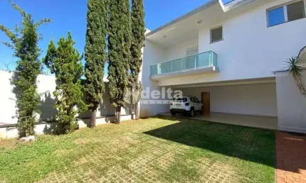 Casa residencial disponível para locação e venda no bairro Morada da Colina em Uberlândia-MG.