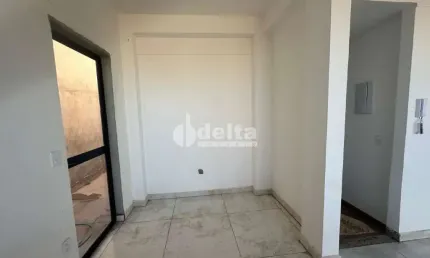 Casa residencial disponível para venda no bairro Jardim Holanda em Uberlândia-MG.