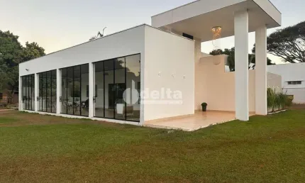 Casa residencial disponível para venda no bairro Mansões Aeroporto em Uberlândia-MG