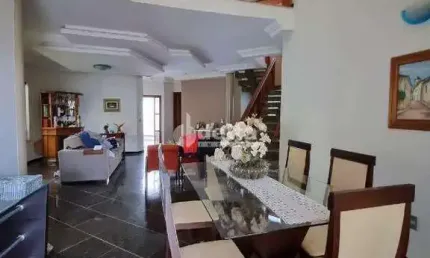 Casa residencial disponível para venda no bairro Morada da Colina em Uberlândia-MG.